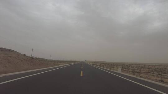 傍晚扬沙天气荒漠公路行车记录