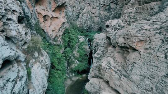 大自然山峰岩石平原生存的河流小溪