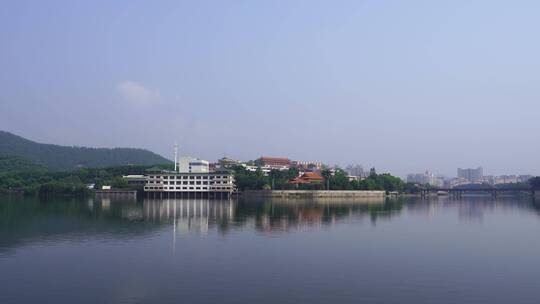 公园湖水湖面倒影学校小区建筑水面倒影视频素材模板下载