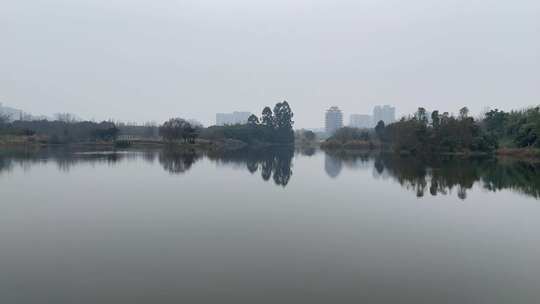 四川眉山湿地公园湖景