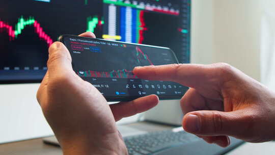 用手机检查股票市场数据视频素材模板下载