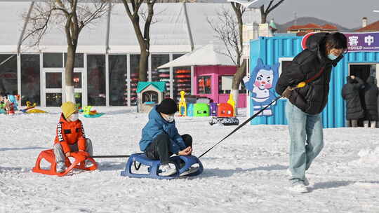 冰雪乐园游乐场 小孩滑车视频素材模板下载