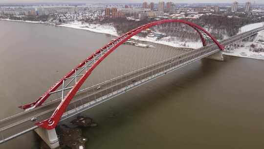 红色跨海大桥的航拍视角