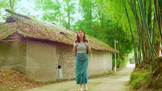 女孩漫步竹林欣赏古老乡村田间风景视频素材模板下载