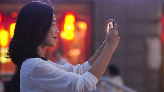 成都美女用手机拍照城市旅游