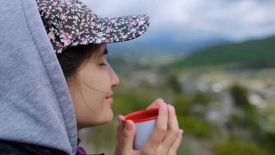 旅行者女孩在阴天在大自然野餐