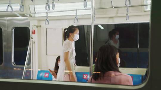 地铁上戴着口罩的乘客