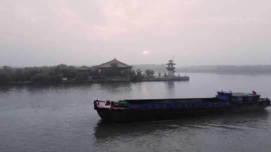 上海黄浦江上的货轮视频素材模板下载