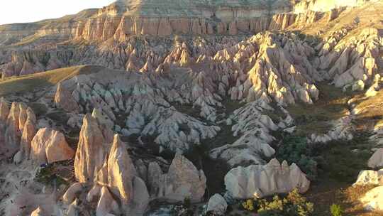 卡帕多西亚土耳其日落中的头罩、仙女烟囱和沉积火山岩