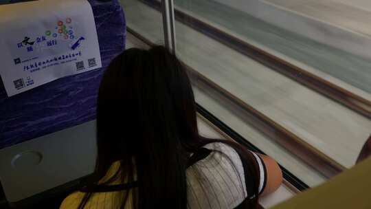 坐在在列车窗口女人