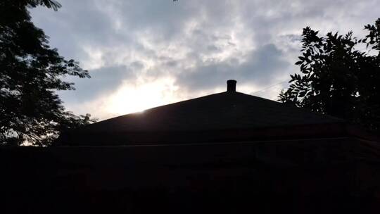 夕阳下的屋顶
