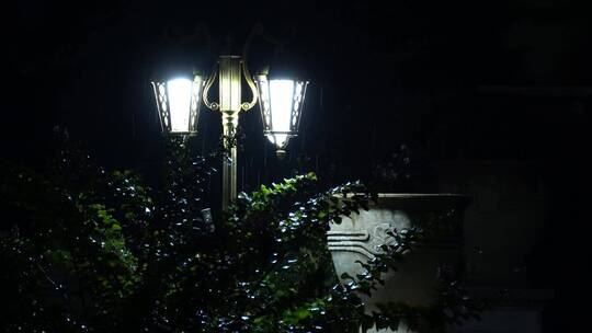 夜晚下雨小区唯美雨景