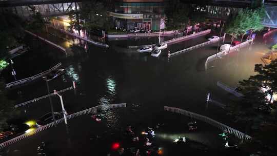 城市下雨道路积水夜间泡水车横移3