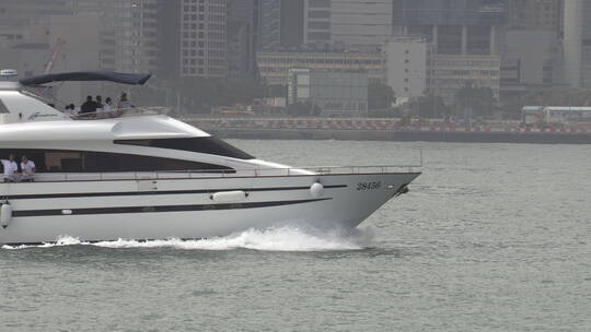 一艘游艇在香港海域快速驶过视频素材模板下载