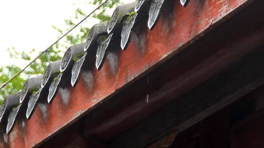 实拍旅拍古寺苔癣细雨屋檐滴水拍打岩石朝圣