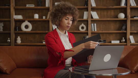 女商人使用笔记本电脑在视频通话中查看文件视频素材模板下载