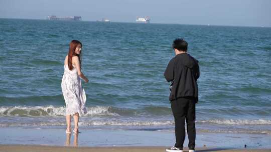 海边情侣美女拍照浪漫镜头
