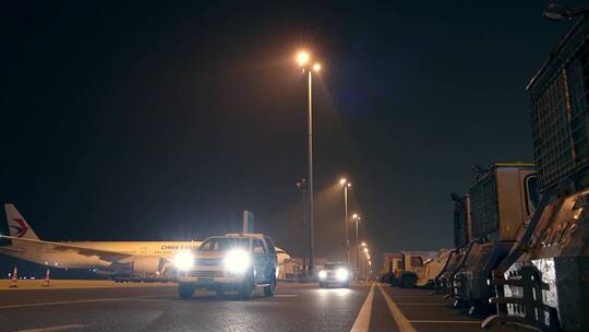 夜晚的浦东机场和安全检查巡逻车