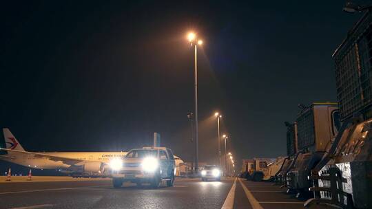 夜晚的浦东机场和安全检查巡逻车视频素材模板下载