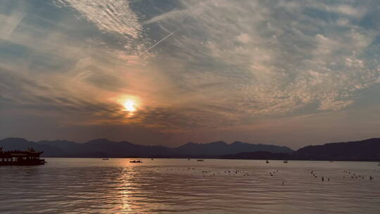 傍晚夕阳下悠闲的杭州西湖