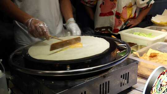 煎饼果子 夜宵 特色小吃 美味 制作流程