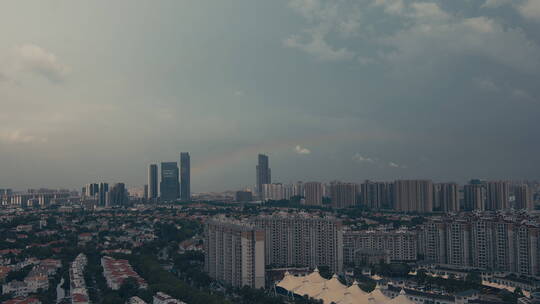城市建筑上方出现彩虹实拍视频