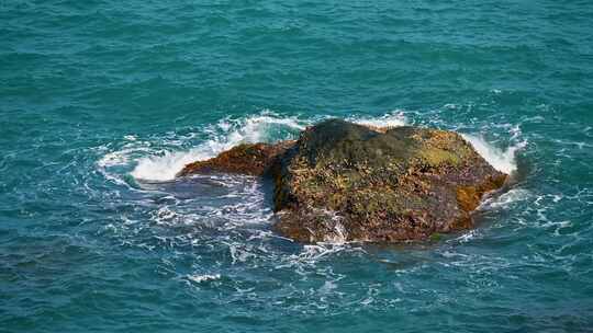 海南早晨海岛日出大海海浪拍打礁石