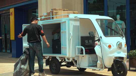 快递员用三轮车运送包裹视频素材模板下载