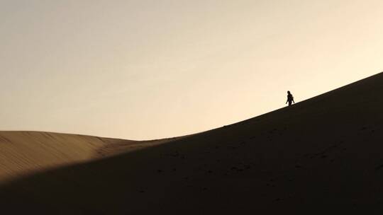 沙漠行走的人