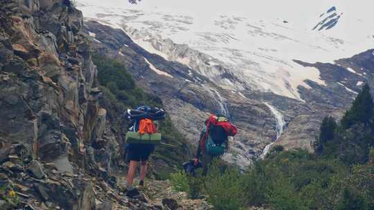 攀登川西加拉本森雪山的登山者徒步行进