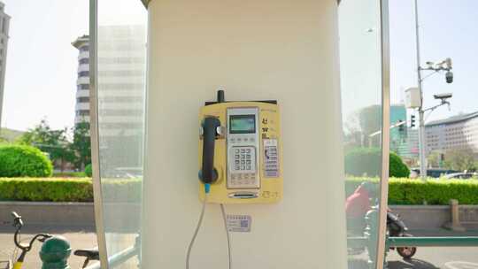 黄色公共电话亭