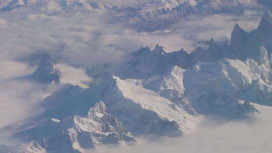 冬季唯美雪山背景下雪冰山4K视频素材模板下载