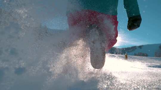 迎着阳光在雪地上跑步超级慢动作视频素材模板下载