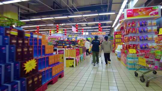 超市摆放的零食饮料展示空镜头