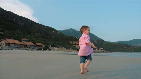 的孩子沿着海滩奔跑视频素材模板下载