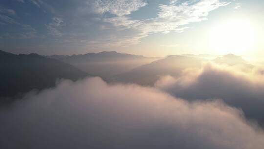 4K 巴马赐福湖朝阳大气唯美云端自然风光