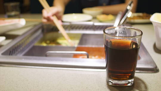 中国人美女餐厅吃火锅鸳鸯锅