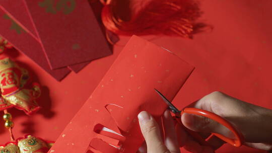亚洲中国母子春节剪纸剪窗花红纸
