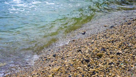 清澈的海水海浪海边