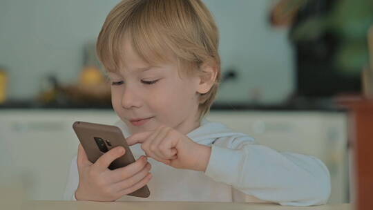 看手机的儿童视频素材模板下载