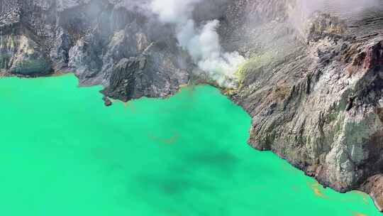 印尼东爪哇伊真火山口湖冒浓烟的硫磺矿