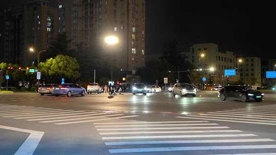 城市四岔路口车流行驶人行道繁华路段夜景