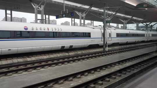洛阳龙门高铁站内行驶的和谐号列车