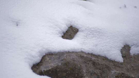 岩石上堆积着积雪