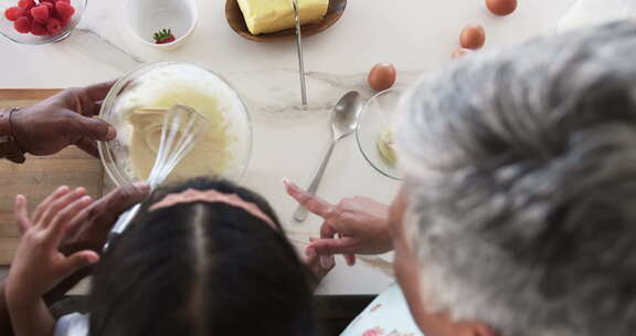 一个混血孙女和一个白发祖母正在一起烘焙