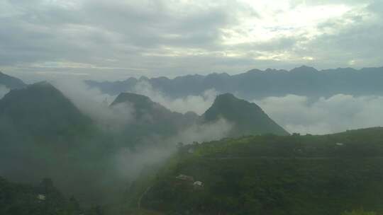 云雾缭绕下的村庄