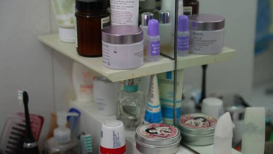 化妆台盥洗池化妆品保养品
