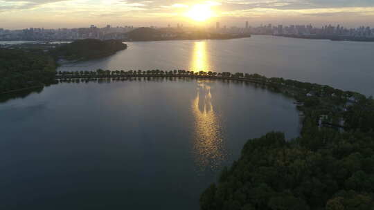 航拍武汉东湖绿道傍晚湖面夕阳光影远景