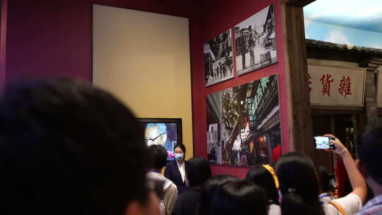 人群参观展览听讲解