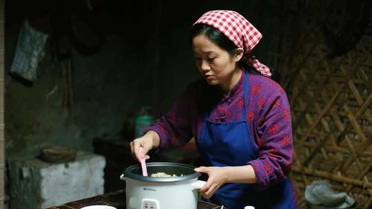 农村女性在厨房做饭